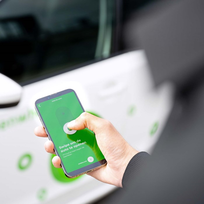Elektrische deelauto openen met de Greenwheels app voor auto delen